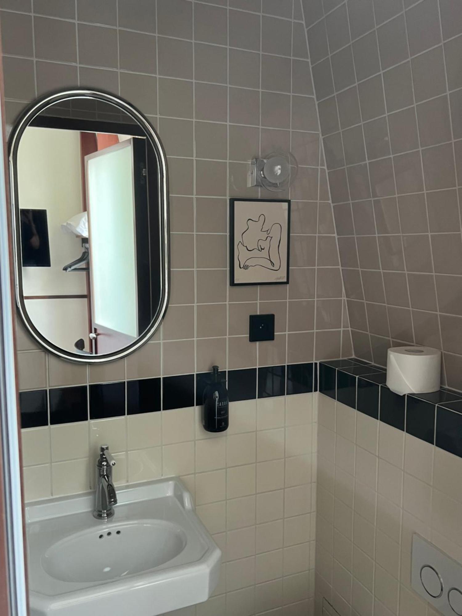 Single Room,1602359163:JPEG