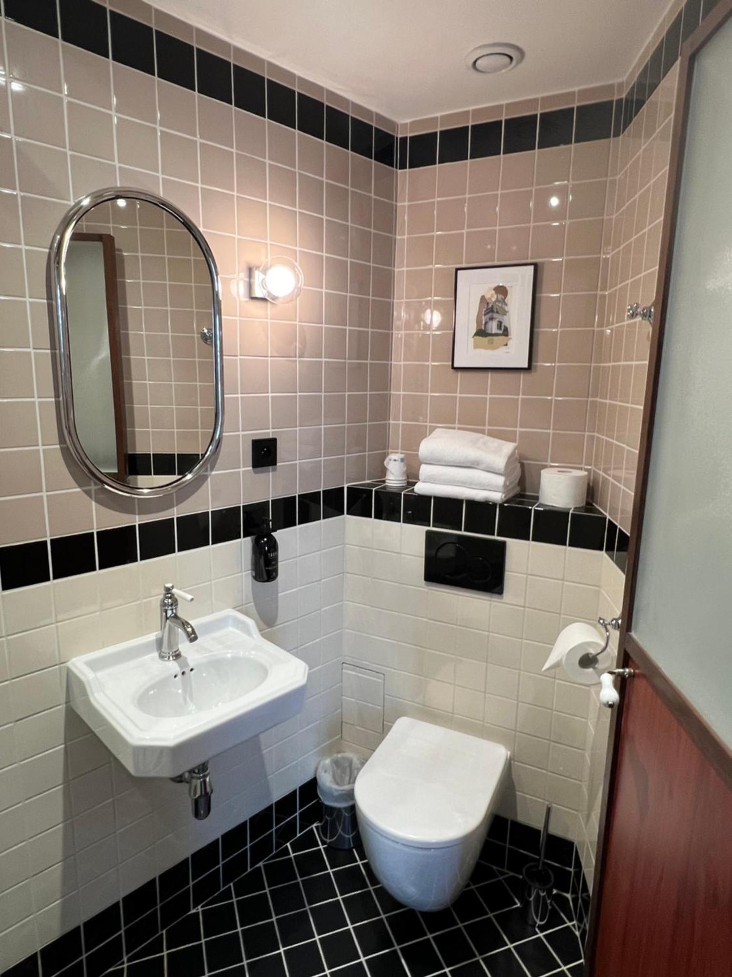 Twin Room,1602359158:JPEG